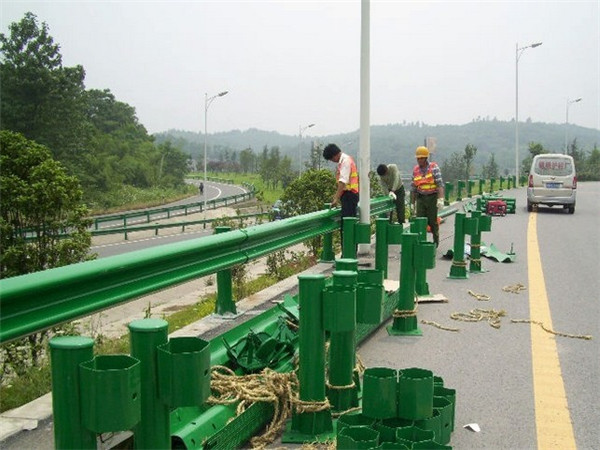 公路噴塑雙波護(hù)欄板
